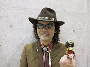 穴澤雄介と指人形の画像